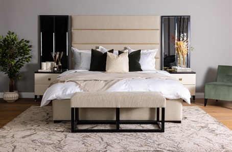 Discover professional advice on selecting the best rug size for your queen bed. Learn how to use the proper rug size to make your bedroom cozier and more fashionable.
